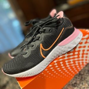 Women nike shoes size 5.5